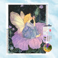 5D Diamant-Motiv einer zarten Fee mit glitzernden Flügeln auf einer riesigen lila Blume im Vintage Märchenbuch Stil