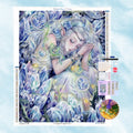 5D Diamant-Portrait Motiv einer friedlich schlafenden Elfe, umgeben von riesigen leuchtend blauen Kristallen und Dornenranken