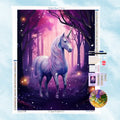 5D Diamantbild Motiv eines weißen Einhorns stehend in einem mystischen lila Zauberwald mit sanften Lichteffekten
