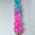 Nahaufnahme des handgefertigten Glitzer-Stifts in Pink und Blau