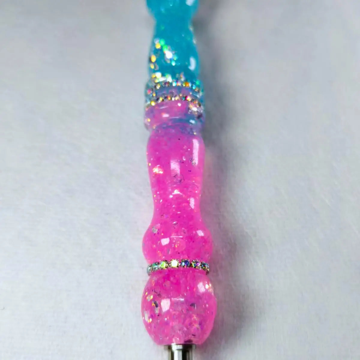 Nahaufnahme des handgefertigten Glitzer-Stifts in Pink und Blau