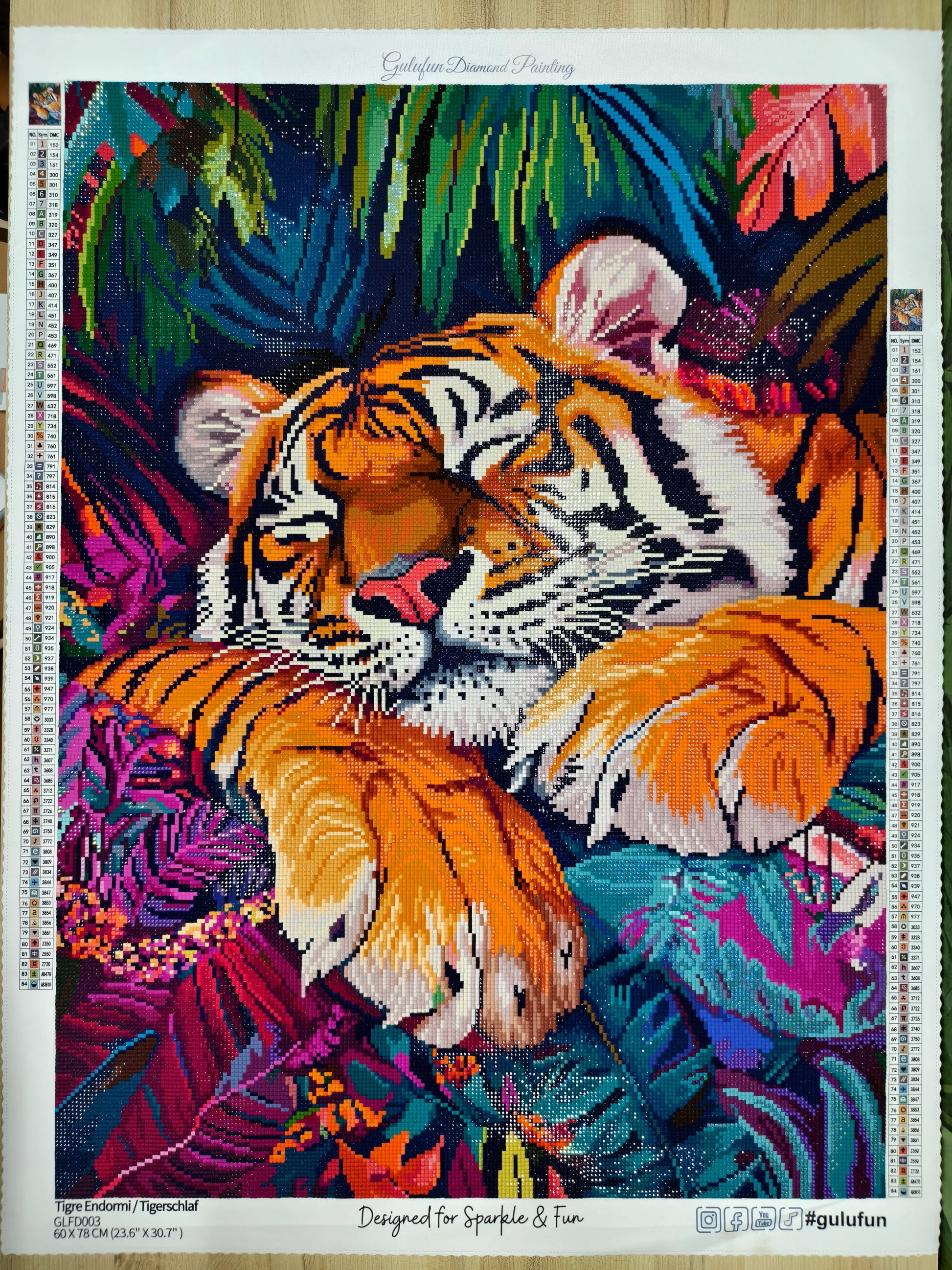 Fertiges Diamond Painting Tigerschlaf mit Premium-Samtleinwand, 84 Farben und quadratischen Harzdiamanten.
