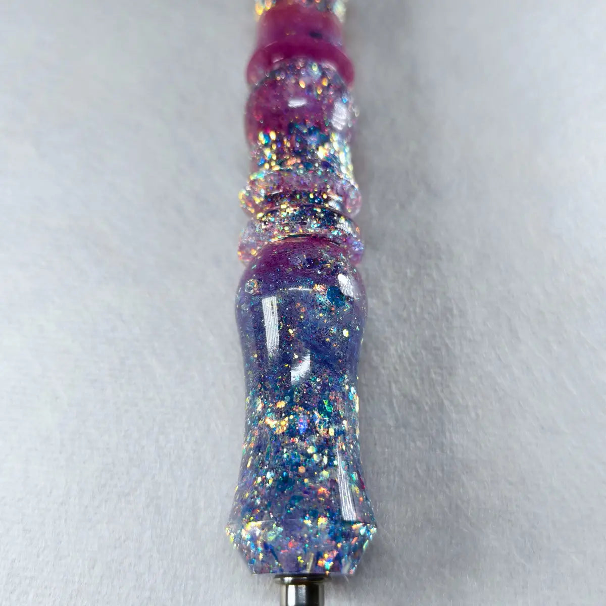 Detail der blauen und violetten Glitzereffekte auf dem Stift