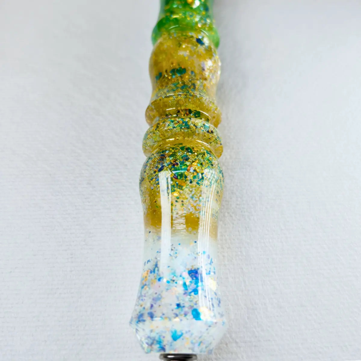 Detail des Übergangs von Grün zu Gold am Stift