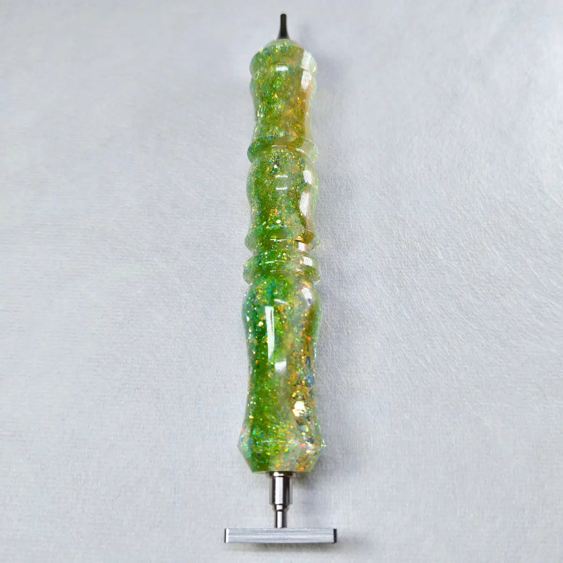 Handgefertigter grün-goldener Diamond-Painting-Stift mit zwei Aufsätzen