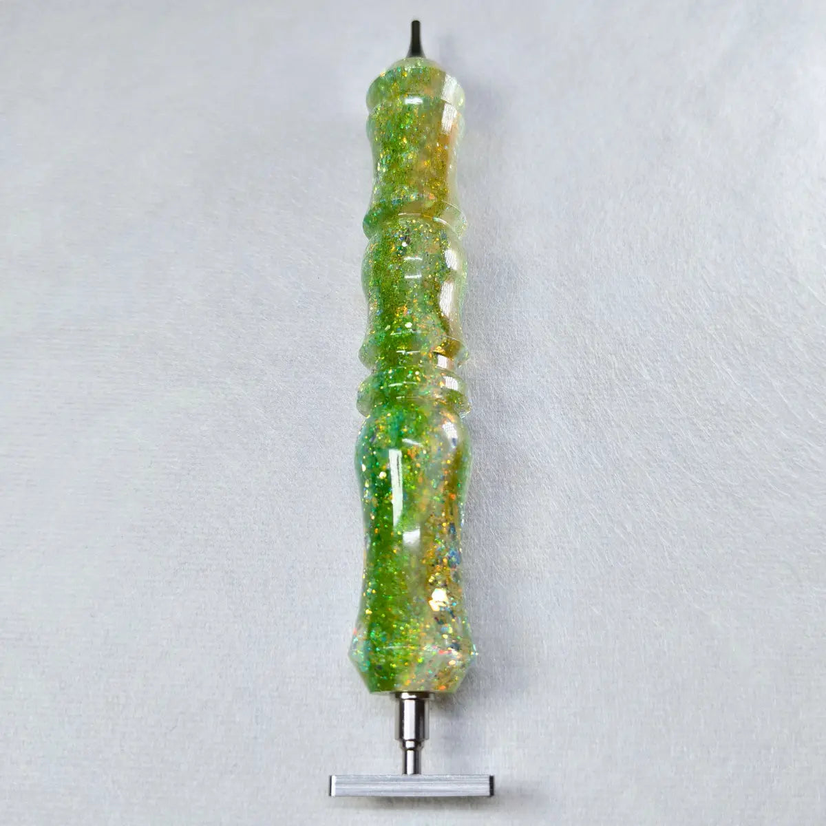 Handgefertigter grün-goldener Diamond-Painting-Stift mit zwei Aufsätzen