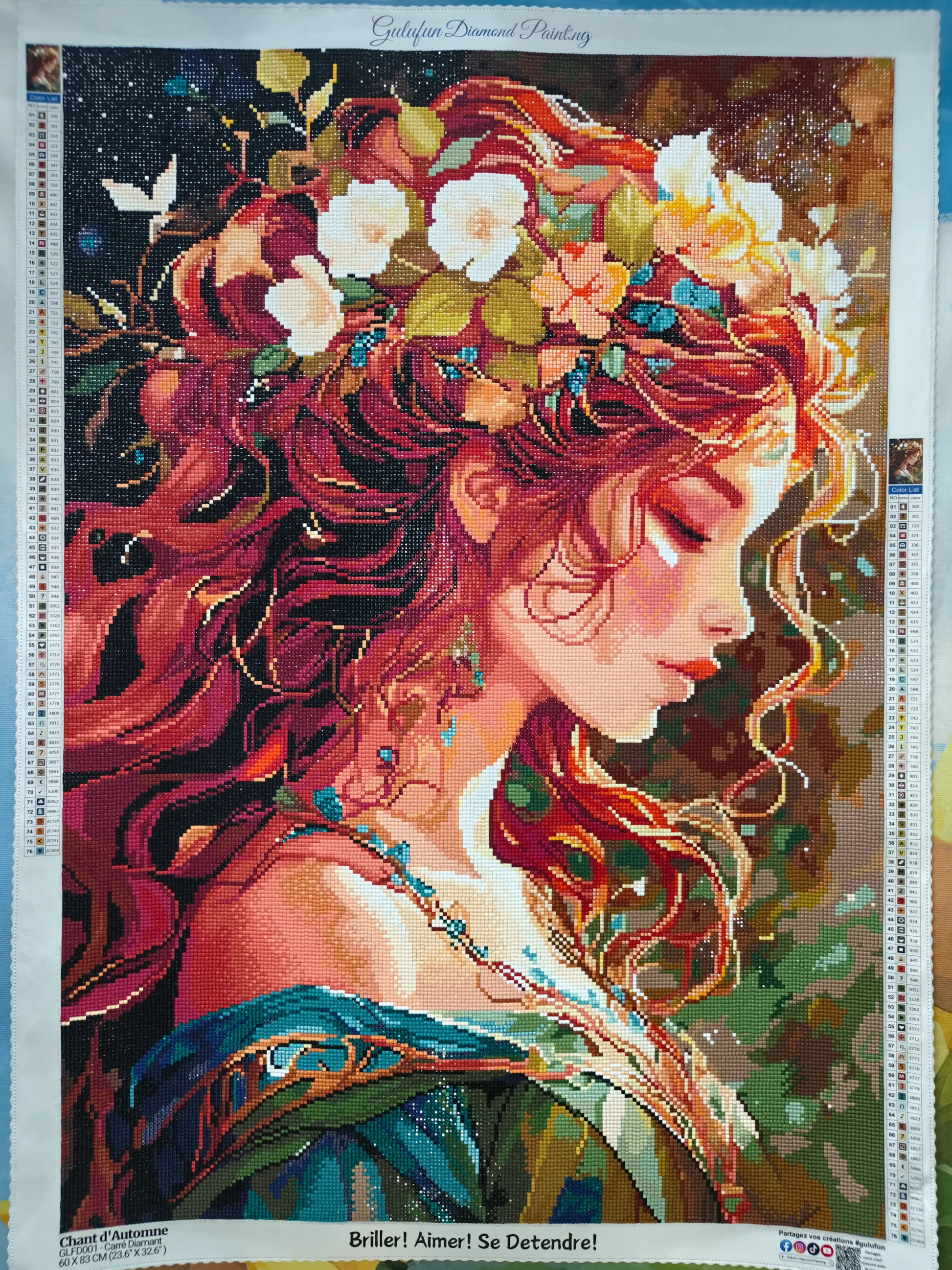 Ein Real-Foto des fertiggestellten Gulufunart Diamond Painting Sets "Herbstmelodie". Die Abbildung zeigt das vollständige Kunstwerk der beiden Ballerinas in voller Pracht. Der Mosaik-Effekt der 76 DMC-Farben, einschließlich der 6 Spezialakzente, sorgt für ein tiefes, funkelndes und galerieähnliches Endergebnis, das sich perfekt als Home Decor eignet.