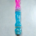 Detail der pink-blauen Glitzereffekte des handgefertigten Stifts