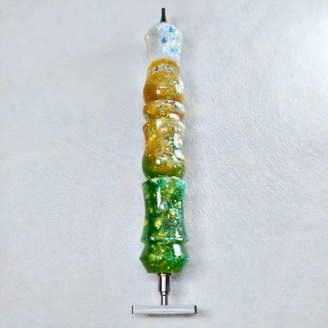 Handgefertigter Diamond-Painting-Stift mit grün-goldenem Farbverlauf und zwei Aufsätzen