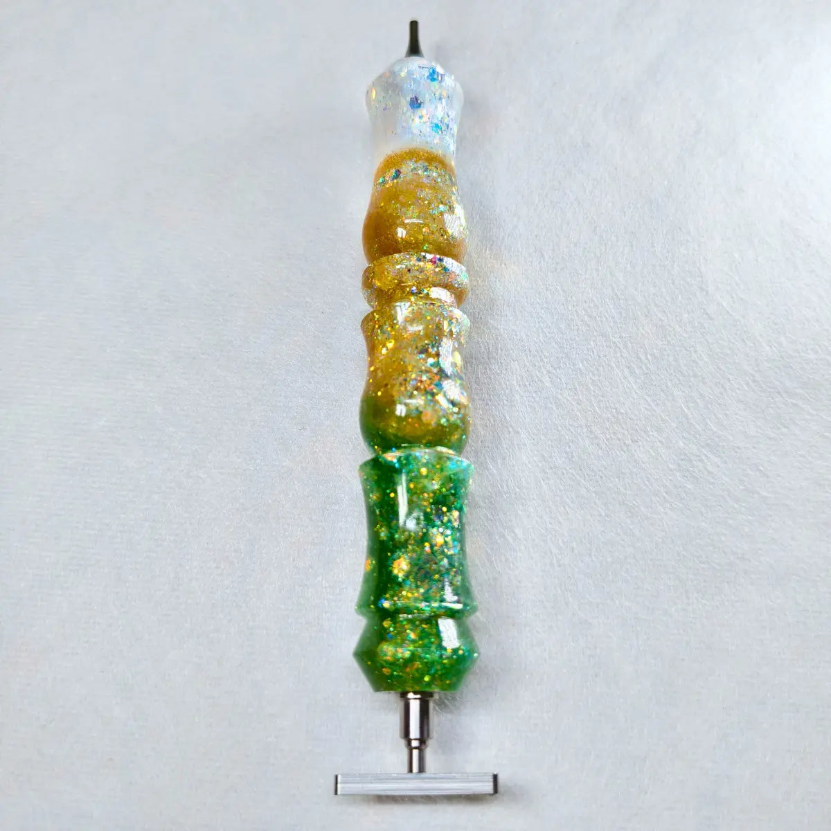 Handgefertigter Diamond-Painting-Stift mit grün-goldenem Farbverlauf und zwei Aufsätzen