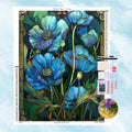 5D Diamond Painting Motiv: Blaue Mohnblumen im klassischen Buntglas-Stil mit goldenem Jugendstil-Rahmen.