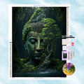 5D Diamond Painting Motiv: Ein großer Stein-Buddha-Kopf, der von Moos und Bäumen im Dschungel bewachsen ist.