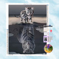 Diamant Mosaik-Kunst Motiv eines kleinen Kätzchens, das in einer Pfütze das Spiegelbild eines mächtigen weißen Tigers sieht