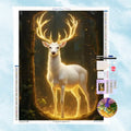 5D Diamond Painting Motiv: Ein majestätischer weißer Hirsch mit hell leuchtenden goldenen Antlitz und Geweih in einem dunklen, mystischen Wald.