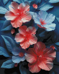 Fertiggestelltes 5D Diamond Painting Motiv von samtigen Hibiskusblüten in Koralle und Eisblau als gerahmte Wanddekoration im Innenbereich.