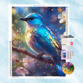 5D Diamond Painting Motiv: Ein farbenprächtiger Vogel in Blau- und Violetttönen auf einem Zweig mit weißen Blüten vor einem funkelnden Hintergrund.
