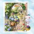 Diamond Painting Motiv eines idyllischen Landhausgartens mit einem Willkommensschild am Holztor und blühenden Hortensien