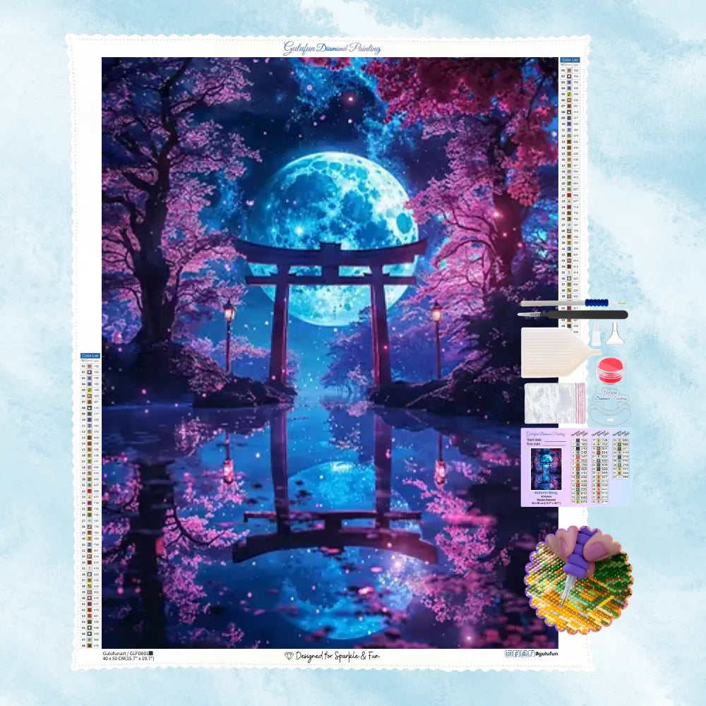 5D Diamond Painting Motiv: Ein japanisches Torii-Tor, das sich im ruhigen Wasser spiegelt, umgeben von rosa Kirschblüten unter einem gigantischen, leuchtenden Vollmond.