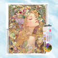 Diamond Painting Motiv eines eleganten Jugendstil Porträts einer verträumten Frau, umrahmt von pastellfarbenen Blumen im Mucha-Stil