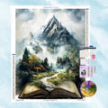 5D Diamond Painting Motiv: Eine majestätische Berglandschaft mit Wald, die aus einem aufgeschlagenen magischen Märchenbuch