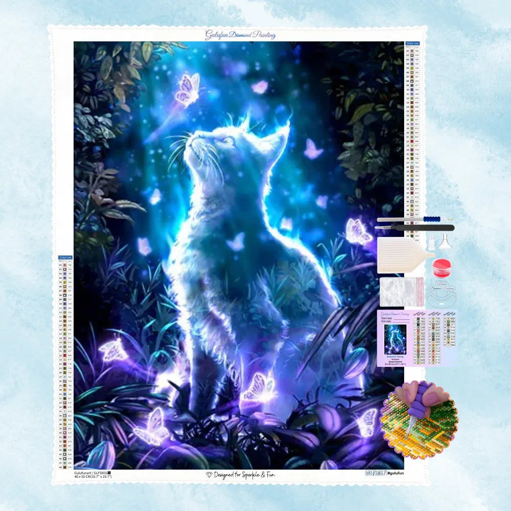 5D Diamond Painting Motiv: Eine magisch leuchtende Katze in blauen und violetten Tönen, umgeben von funkelnden Schmetterlingen in einem dunklen Wald.
