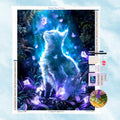 5D Diamond Painting Motiv: Eine magisch leuchtende Katze in blauen und violetten Tönen, umgeben von funkelnden Schmetterlingen in einem dunklen Wald.