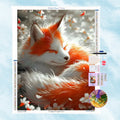 5D Diamond Painting Motiv: Ein unglaublich süßer, schlafender rot-weißer Fuchs, der gemütlich eingekuschelt zwischen sanften weißen Frühlingsblüten liegt.