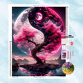 Diamond Painting Motiv eines mystischen Yin Yang Symbols mit einem leuchtend rosa Sakura Kirschbaum in einer Fantasy Landschaft