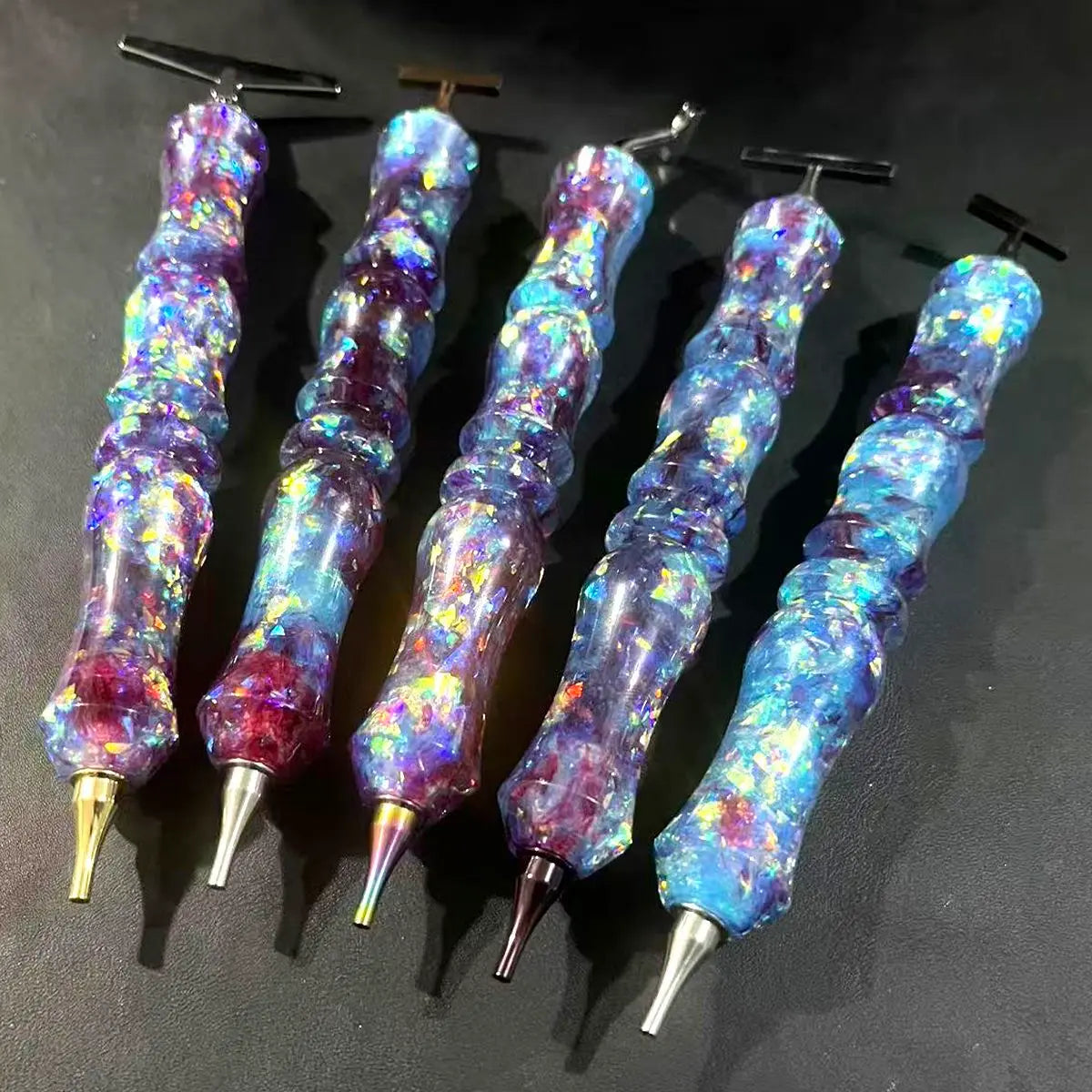 Handgefertigter Diamond Painting Stift im Galaxie Design mit zwei Aufsätzen ergonomisches Zubehör