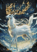 Gerahmtes 5D Diamond Painting Wandbild mit dem Motiv eines weißen Hirsches mit goldenem Lichter-Geweih im Schnee zur Raumdekoration.