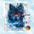 Diamond Painting Motiv einer surrealen Doppelbelichtung: Ein kraftvoller Wolf verschmilzt mit einem Winterwald bei Sonnenuntergang auf edlem Marmorhintergrund