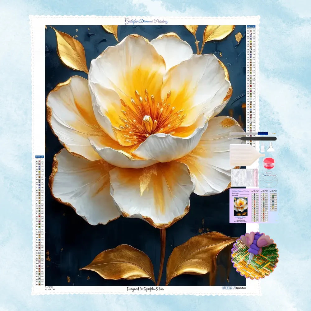 5D Diamond Painting Motiv: Eine große, luxuriöse weiße Blume mit goldenen Rändern und Blättern in faszinierender 3D-Relief-Optik vor dunkelblauem Hintergrund.
