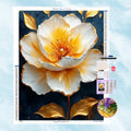 5D Diamond Painting Motiv: Eine große, luxuriöse weiße Blume mit goldenen Rändern und Blättern in faszinierender 3D-Relief-Optik vor dunkelblauem Hintergrund.
