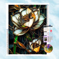 5D Diamond Painting Motiv: Elegante weiße Lotusblüten mit goldenen Konturen im klassischen Buntglas-Stil vor dunkelgrünem Hintergrund.