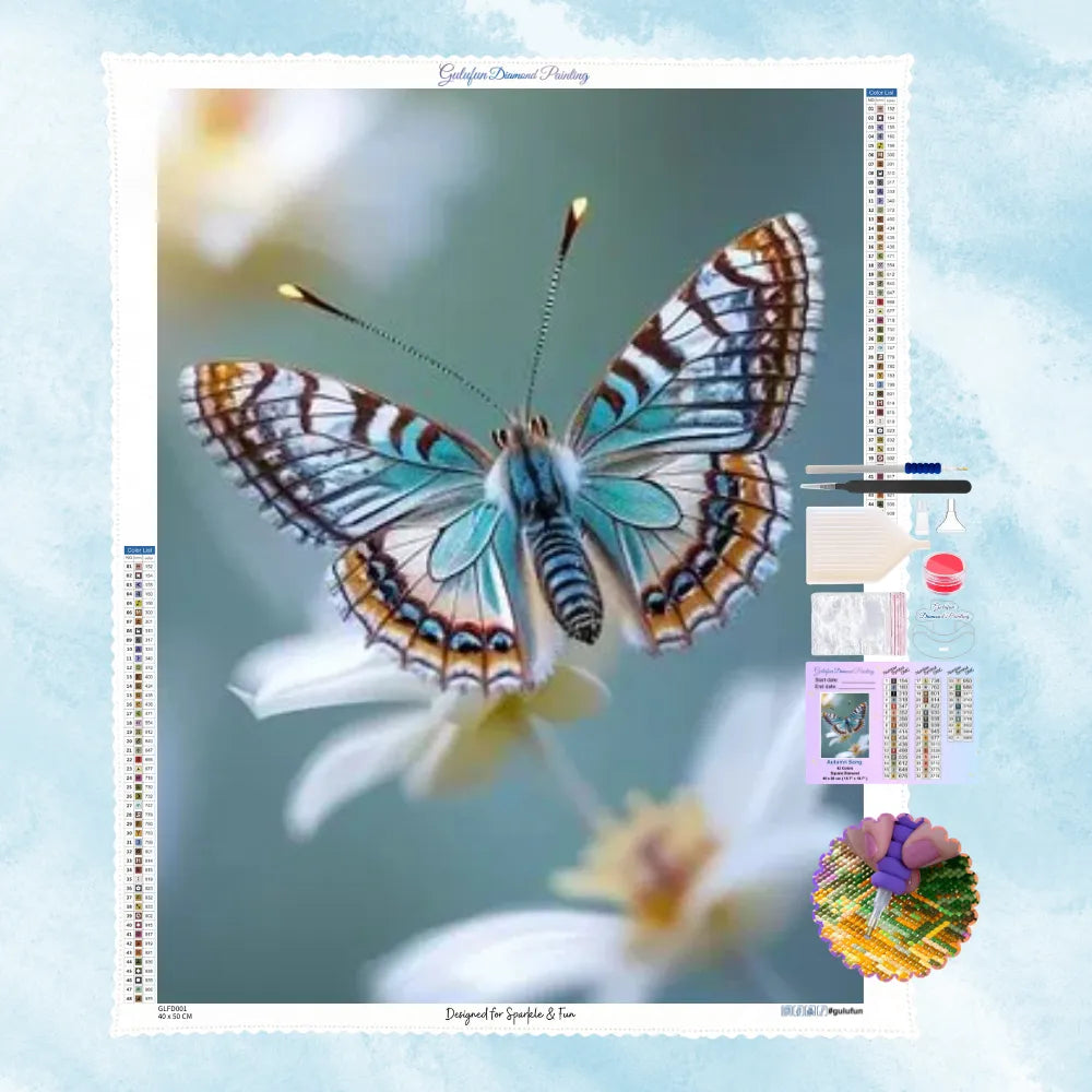 5D Diamond Painting Motiv: Ein detailreicher Schmetterling mit türkisblauen und kupferfarbenen Flügelmustern sitzt auf einer weißen Blüte im kühlen Morgenlicht.