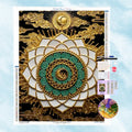 5D Diamond Painting Motiv: Ein prächtiges goldenes Lotus-Mandala mit Sonne- und Mond-Symbolen sowie smaragdgrünen Spiralen vor schwarzem Hintergrund.