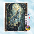 5D Diamond Painting Motiv: Ein heulender Wolf auf einer Klippe unter einem hellen Vollmond, gestaltet im antiken Buntglas- und Mosaik-Design.