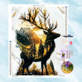 5D Diamond Painting Motiv: Eine majestätische Hirsch-Silhouette gefüllt mit einer Berglandschaft und Tannen vor einem goldenen Marmor-Hintergrund.