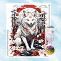 5D Diamond Painting Motiv: Ein mythischer weißer Fuchs mit roten Markierungen sitzt im asiatischen Stil vor einer großen roten Sonne und weißen Blumen.