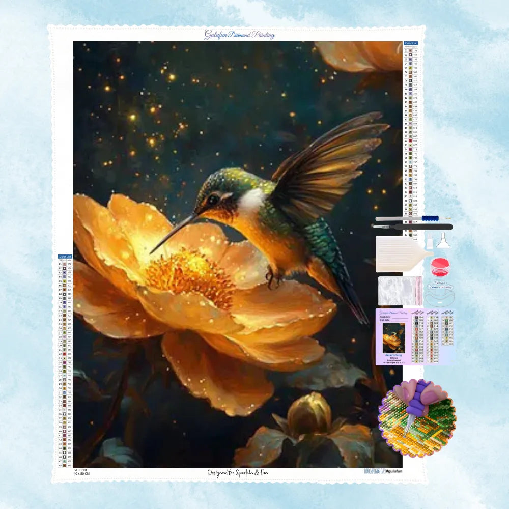 Künstlerisches Diamond Painting Motiv: Ein glitzernder Kolibri nähert sich einer leuchtenden goldenen Blume in einer sternenklaren Nacht.