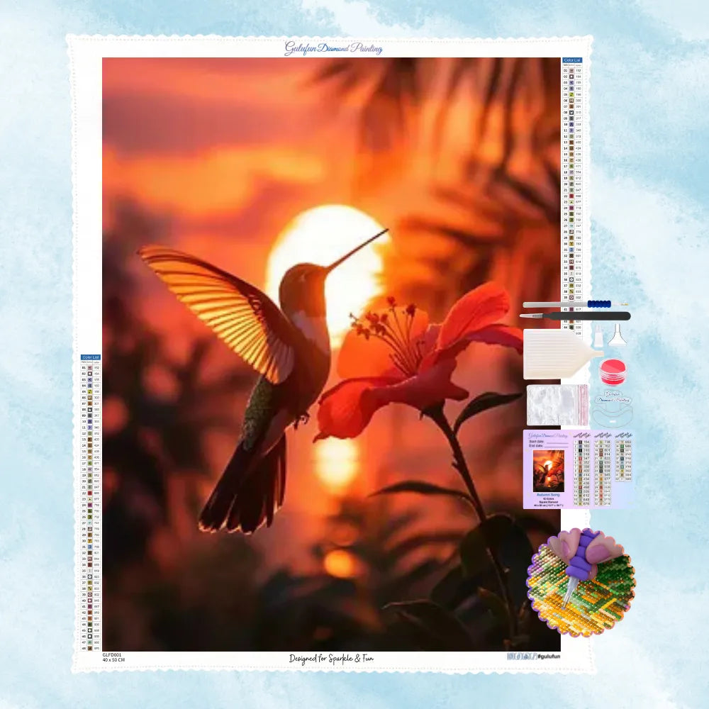 5D Diamond Painting Motiv: Ein Kolibri schwebt vor einer roten Hibiskusblüte, während seine Flügel im warmen, orangefarbenen Gegenlicht des Sonnenuntergangs leuchten.