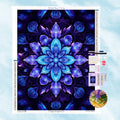 5D Diamond Painting Motiv: Ein symmetrisches, leuchtendes Mandala in Blau- und Lilatönen, das an eine Lotusblüte und Pfauenfedern erinnert.