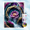 5D Diamond Painting Motiv: Eine wunderschöne violette Blume erblüht im Zentrum einer funkelnden Achat-Geode mit kristallinem Wasserfall-Effekt und goldenen Kanten.