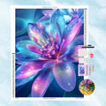 5D Diamond Painting Motiv: Eine ätherische, magisch leuchtende Blume in Neonblau und Violett, deren feine Blütenblätter mit funkelndem Sternenstaub überzogen sind.