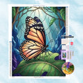 5D Diamond Painting Motiv: Ein Monarchfalter auf einem Blatt im klassischen Buntglas-Mosaik-Stil mit Sonnenstrahlen.