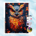 5D Diamond Painting Motiv: Eine majestätische Eule im geometrischen Mosaik-Design, gestaltet in warmen herbstlichen Rot- und Orangetönen.