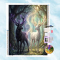 5D Diamond Painting Motiv: Ein schwarzer Hirsch mit lila leuchtendem Geweih und ein weißer Hirsch mit goldenem Geweih in einem magischen Wald.