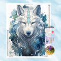 5D Diamond Painting Motiv: Ein edler weißer Wolf mit eisblauen Augen und einer mystischen Markierung auf der Stirn, umgeben von kühlen blauen Blättern.