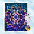 5D Diamond Painting Motiv: Ein symmetrisches, kunstvolles Mandala in tiefem Dunkelblau, Violett und sanften Goldtönen im edlen Boho-Stil.