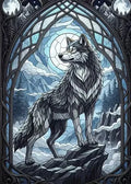 Künstlerische Grafik eines Wolfes im Stil eines gotischen Bleiglasfensters unter einem leuchtenden Vollmond in kühlen Blautönen.